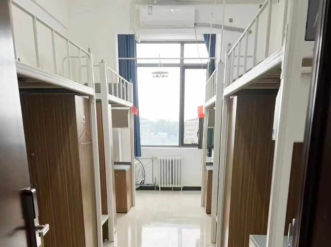 北京中醫(yī)藥大學(xué)宿舍條件怎么樣,幾個人住,有空調(diào)嗎?